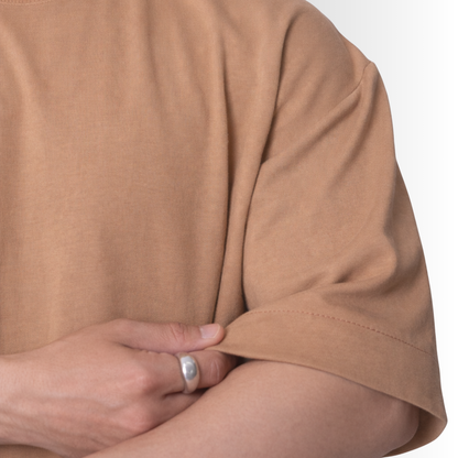 Remera oversized de algodón Pima para hombre — mocha, detalle